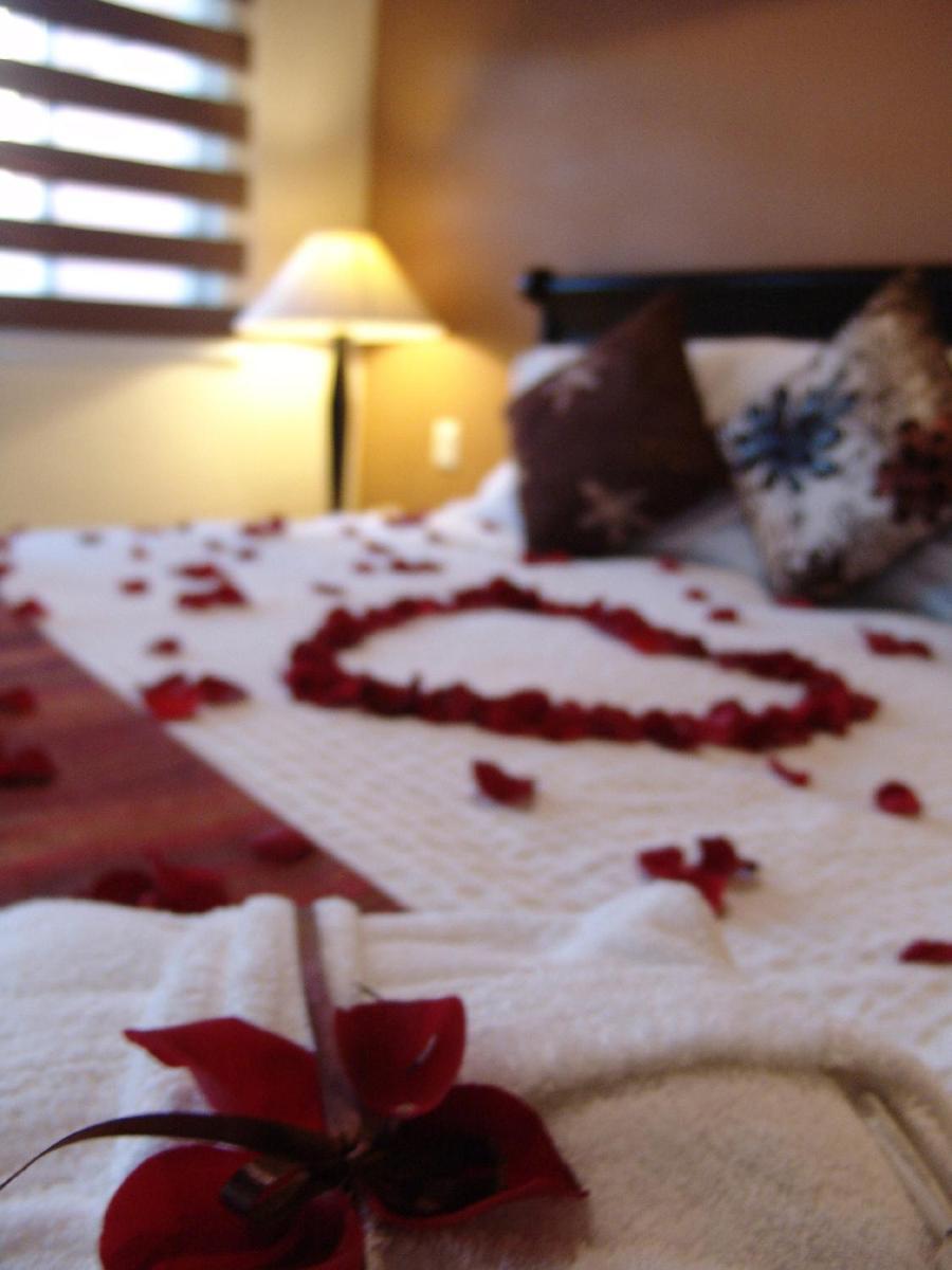 Casa Del Tio Hotel Boutique San Miguel de Allende Room photo A bed decorated with rose petals