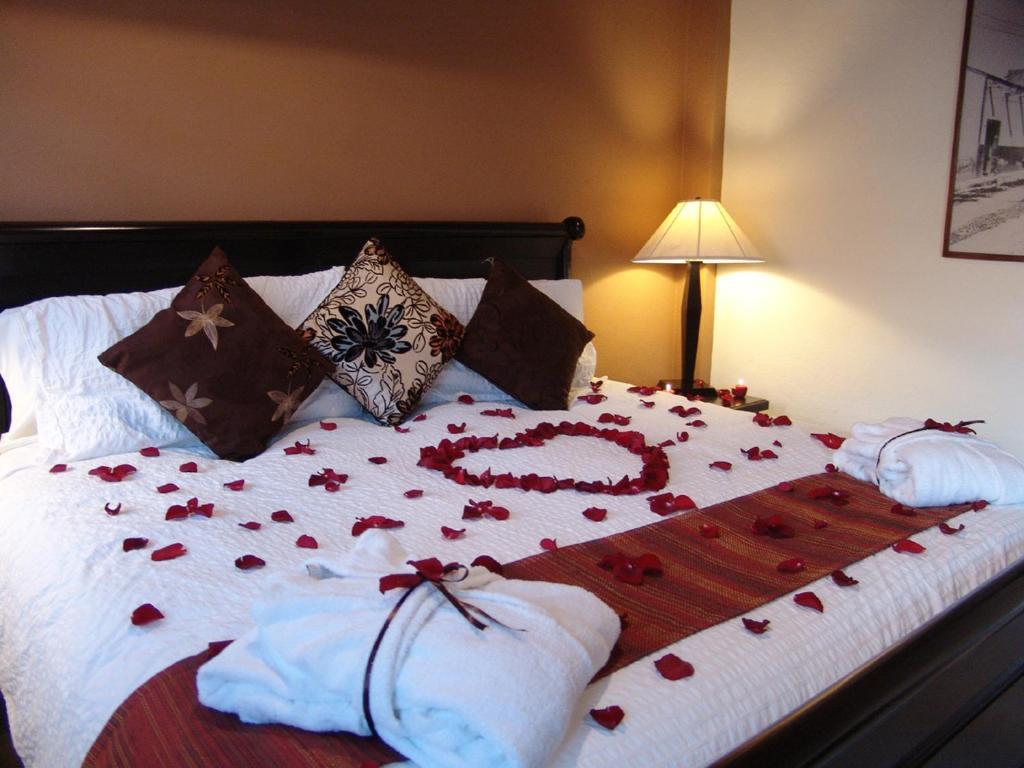 Casa Del Tio Hotel Boutique San Miguel de Allende Room photo A bed with rose petals