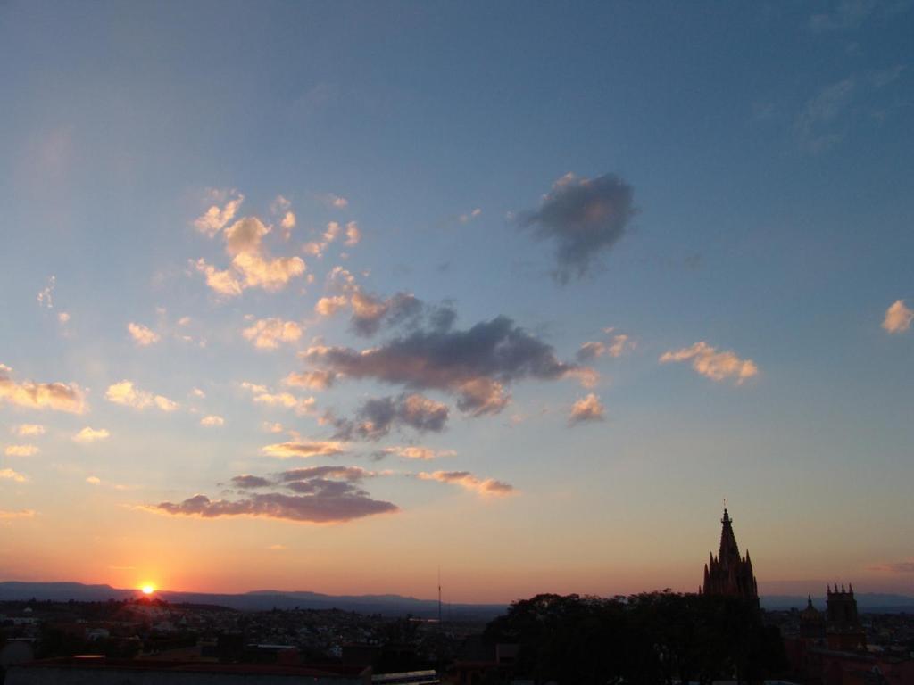 Casa Del Tio Hotel Boutique San Miguel de Allende Exterior photo Sunset over the city